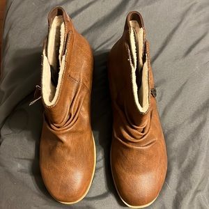 JBU, size 6, brown. Never worn
